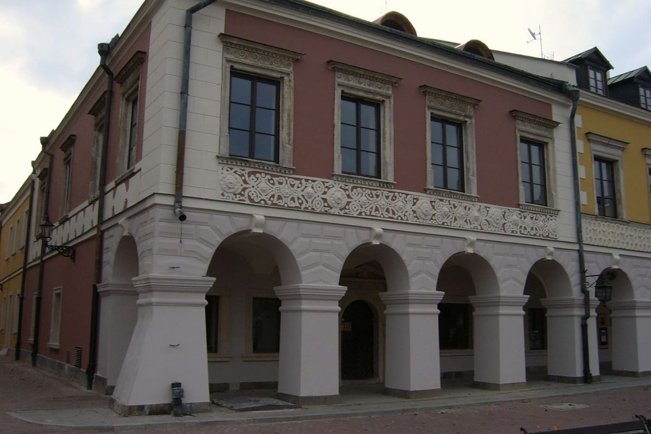 Kamienica Morando from the Great Market Square: the pink facade over an arcade on pillars, with a band of rosette ornament below the first-floor windows